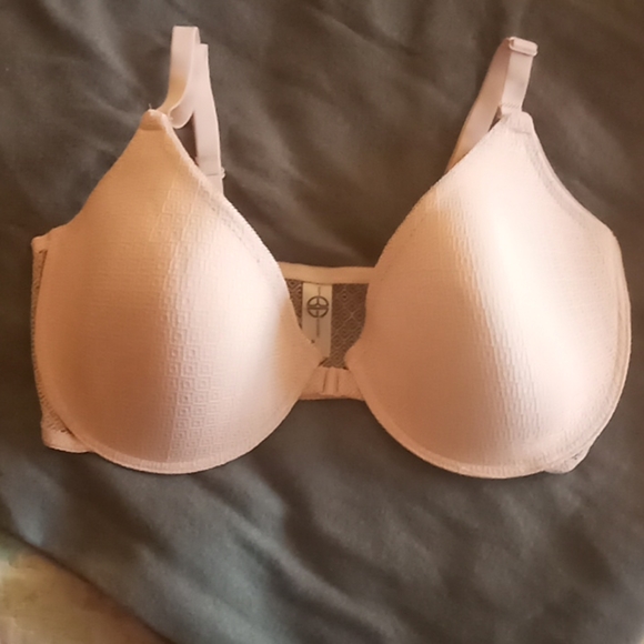 NWOT 42C Bra - Picture 1 of 3